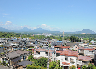 豊後富士と呼ばれる由布岳や鶴見岳を一望できる絶景が広がります